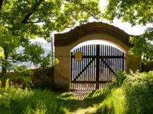 Eingang zum Weinberg - Historischer Torbogen mit Holzlattentür