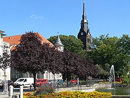 Wettinplatz - Blick auf Springbrunnen und Kirche