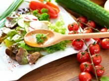 Symbolfoto Gastronomie - auf einem Teller angerichteter Salat
