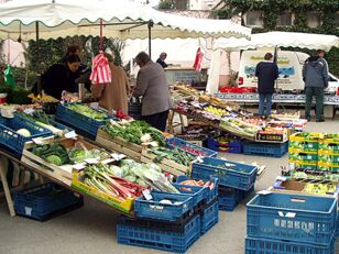 Marktstand mit Obst und Gemüse in Kisten