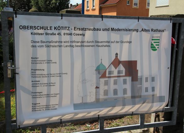 Bautafel Oberschule Kötitz mit Abbildung des historischen Kötitzer Rathauses