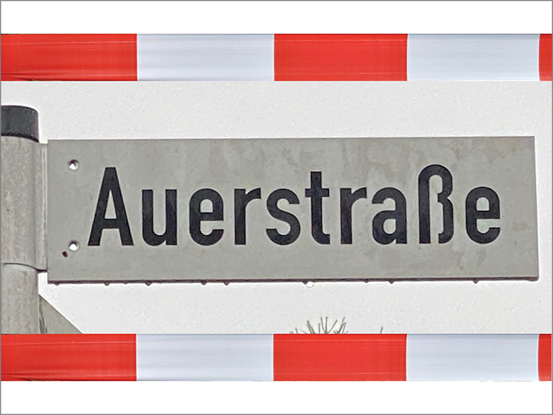 Straßennamensschild weißer Untergrund mit schwarzen Buchstaben