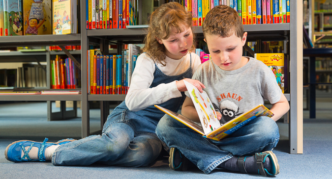Lesende Kinder in der Stadtbibliothek (Foto: Gabriele Hanke)