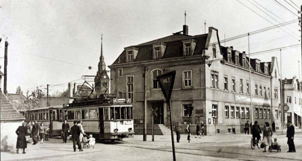 Straßenbahnzug vor dem (alten) Coswiger Rathaus