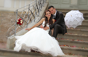 Sitzendes Brautpaar auf der Treppe der Villa Teresa