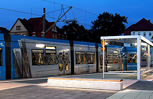 Straßenbahn an der Haltestelle am Lovisicer Platz am Abend