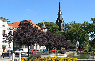 Wettinplatz - Blick auf Springbrunnen und Kirche
