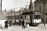 Straßenbahn vor dem Coswiger Rathaus